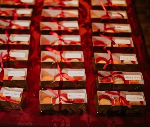 Lembrancinhas para casamentos e/ou aniversários. Caixinhas metalizadas na cor dourada com três doces e fita cor marsala