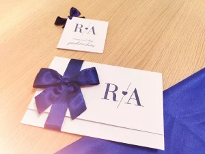 Convite para casamento com laço azul marinho