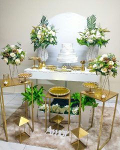 Decoração de Mini Wedding branco e dourado, com arranjos florais brancos com folhagem