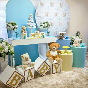 Decoração de Chá de bebê azul candy no tema ursinhos, com tons de amarelo clarinho, cubos baby grandes e diversas pelúcias