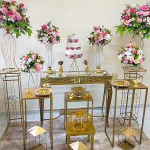 Decoração de Mini Wedding dourado e rosa, com mesas e bandejas de metal douradas e arranjos rosa claro.